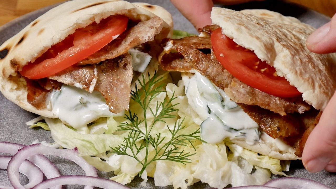 “Easy Homemade Gyro Recipe: A Taste of Greek Cuisine at Home”