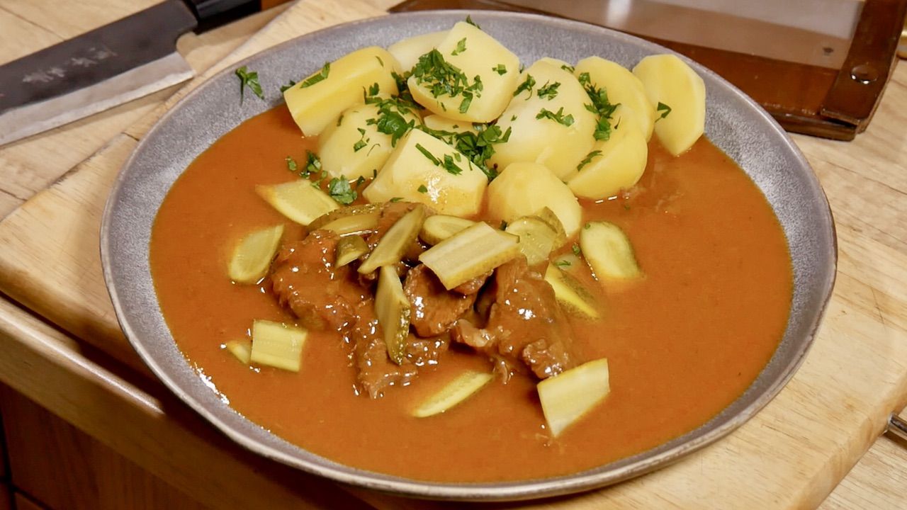 “Znojmo Goulash Recipe – Old ČSN Standards | Traditional Czech Hot Meal”